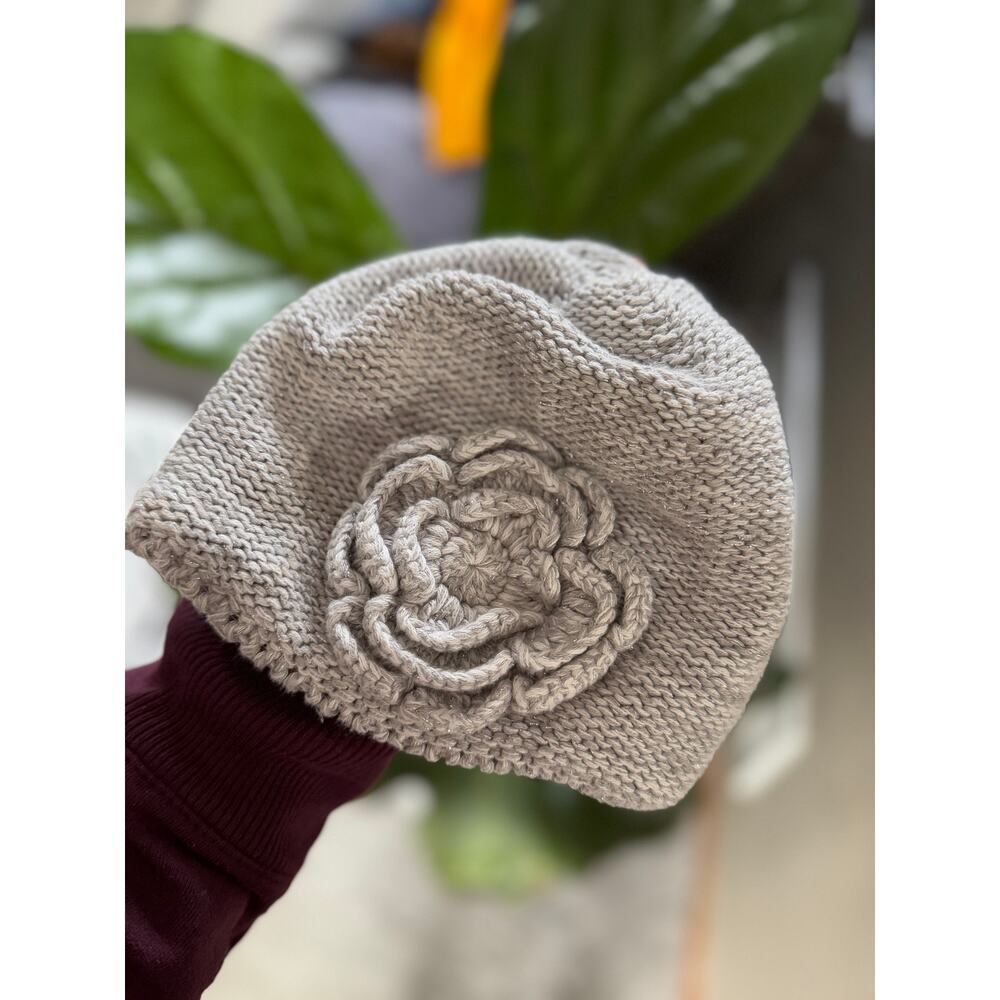 Girls toddler Knit Hat Shimmery silver Flower Detail | Size small 12-24 mos